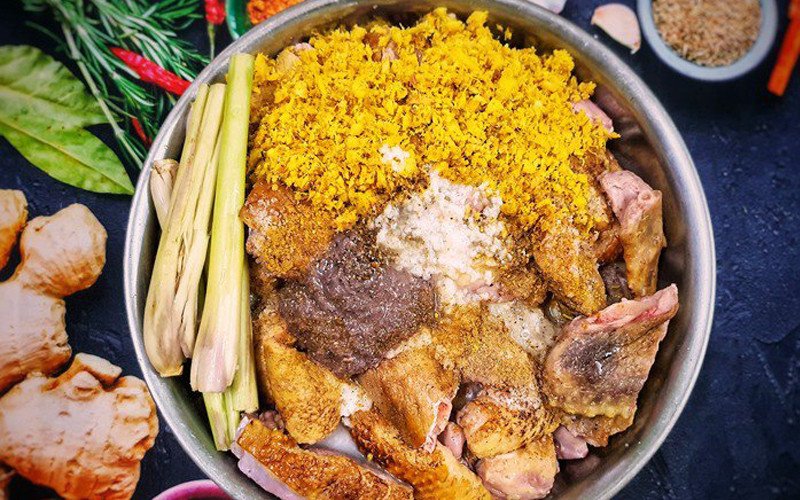 Ướp thịt ngan với riềng mẻ mắm tôm