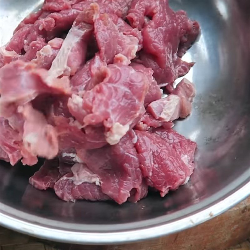 Ướp thịt trâu với gia vị cho món xào