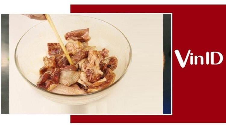 Ướp thịt vịt cho thấm đều gia vị trước khi chế biến món bún măng vịt