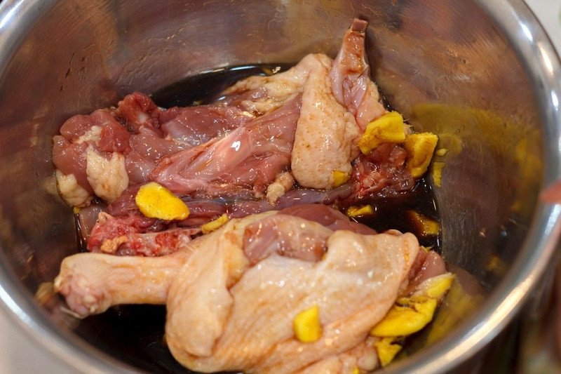 Ướp thịt vịt thấm đều gia vị cho món vịt tiềm nước dừa đậm đà