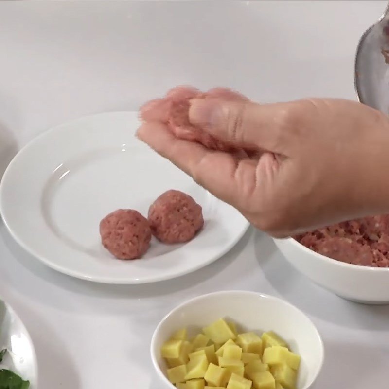 Ướp và viên thịt bò cho món canh cải bó xôi