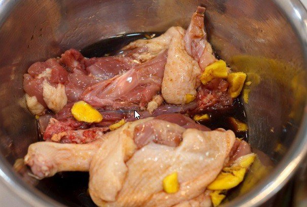 Ướp vịt với gia vị để nấu vịt tiềm nước dừa
