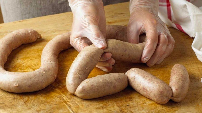 Ưu tiên ăn xúc xích CP hoặc xúc xích tự làm để đảm bảo chất lượng
