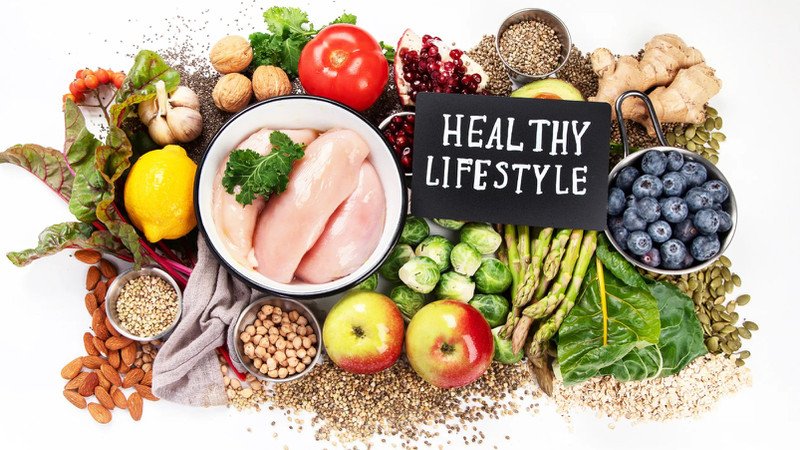 Vận động đều đặn và uống sữa tươi có đường hợp lý giúp kiểm soát cân nặng hiệu quả.