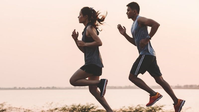 Vận động nhẹ nhàng giúp đốt cháy calo và hỗ trợ tiêu hóa thức ăn