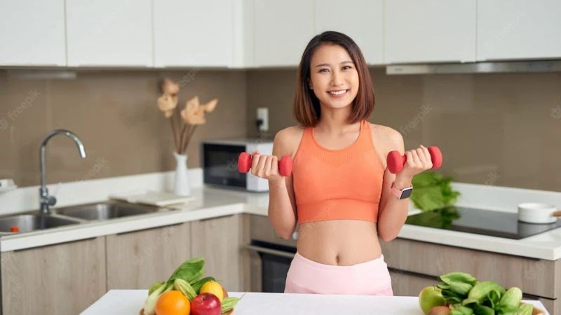 Vận động thể chất thường xuyên giúp bạn duy trì cân nặng mục tiêu khi ăn chả lụa