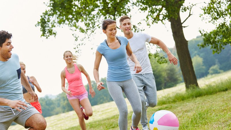 Vận động thể dục thể thao giúp đốt cháy calo khi ăn tré trộn, giữ vóc dáng cân đối