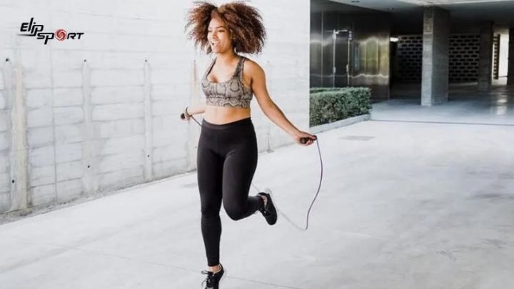 Vận động viên nhảy dây với cường độ cao, minh họa việc nhảy dây đốt cháy calo hiệu quả hơn chạy bộ