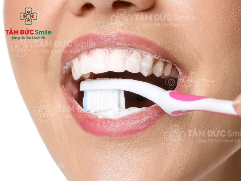 Vệ sinh răng miệng đúng cách kết hợp súc miệng nước lá chanh để khử mùi hôi hiệu quả