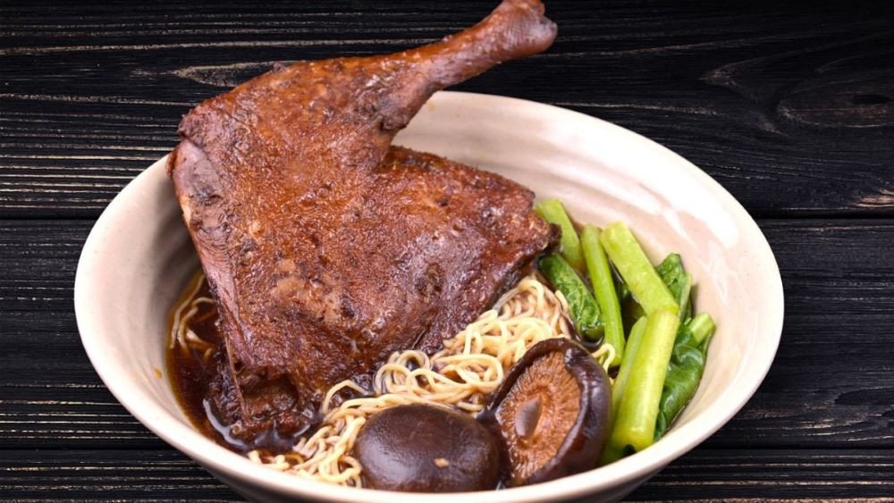 Vĩnh Ký Mì Gia là một trong những quán mì vịt tiềm nổi tiếng Bình Thạnh