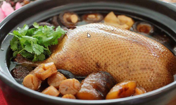 Vịt tiềm thuốc bắc nguyên con thơm ngon sau khi hầm xong