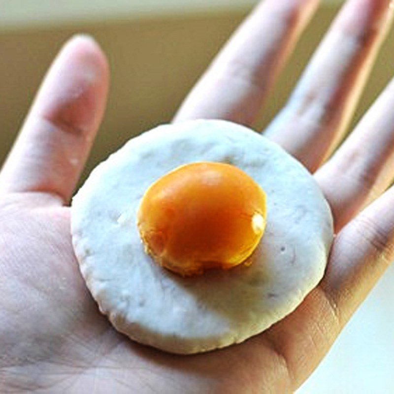 Vo bánh và bọc nhân trứng muối cho bánh khoai môn chiên