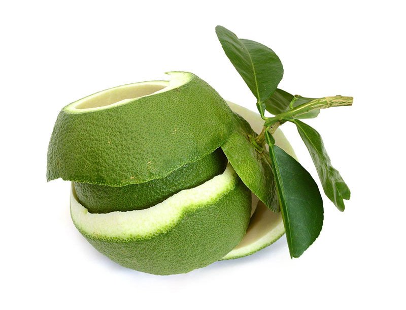 Vỏ bưởi tươi - một thành phần quan trọng khi nấu bồ kết cô đặc