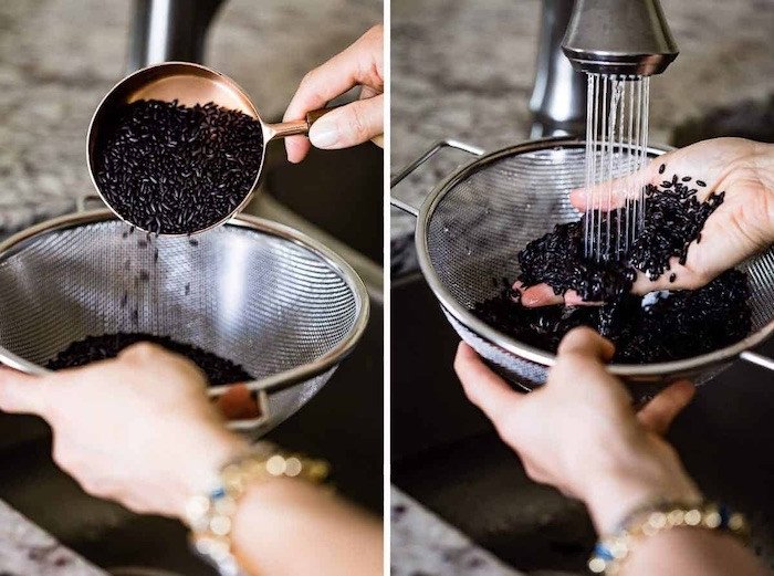 Vo gạo nếp cẩm nhẹ tay qua 2 lần nước và tiến hành ngâm để gạo nở mềm