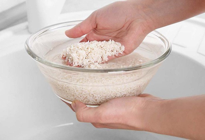 Vo gạo nếp nhẹ nhàng khi nấu cơm nếp bằng nồi cơm điện
