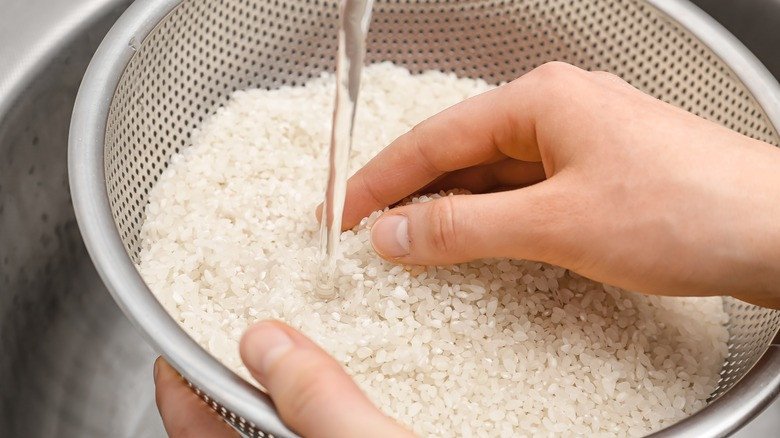 Vo gạo sạch để nấu cơm gà hội an bằng nồi cơm điện