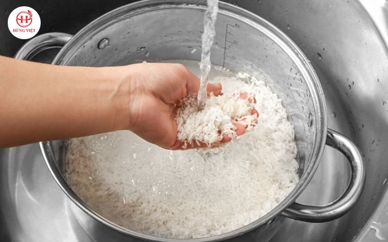 Vo lại gạo nếp sau khi ngâm để xôi sạch