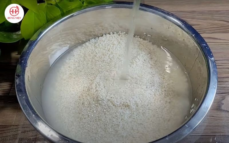 Vo sạch gạo nếp trước khi nấu xôi