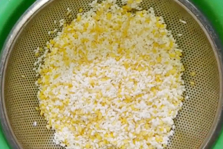 Vo sạch và xóc ráo nước gạo nếp, đậu xanh đã ngâm