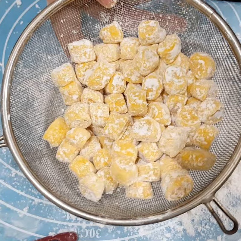 Vo tròn hạt bí đỏ cho món chè