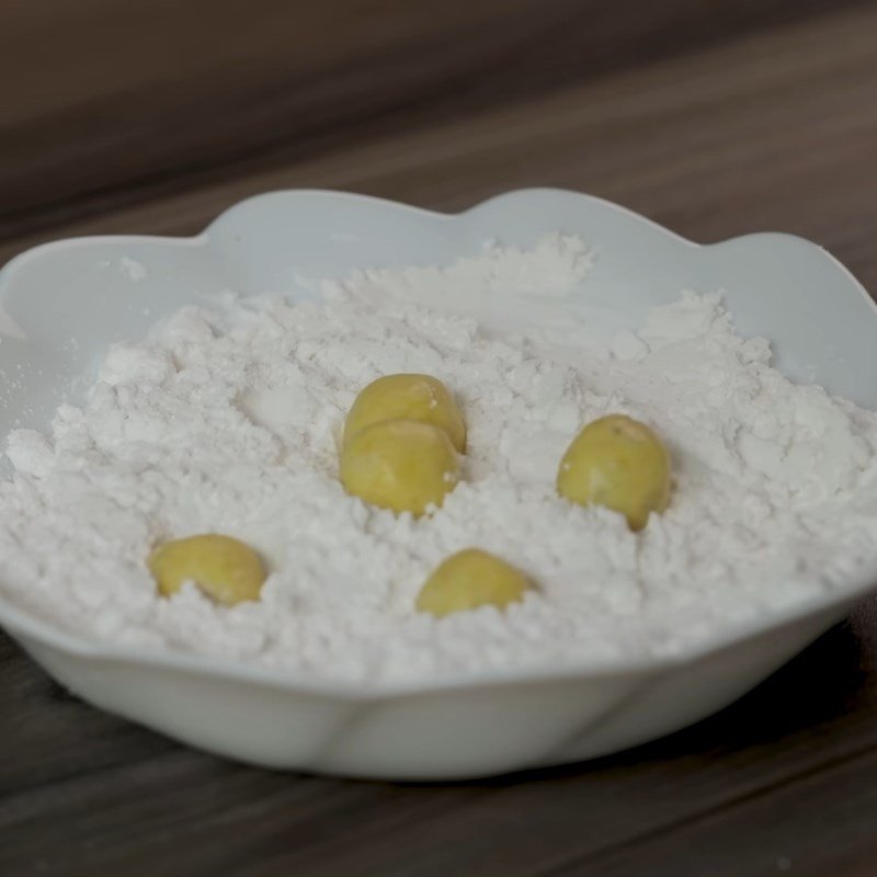 Vo viên chè chuối bột năng thành hình tròn