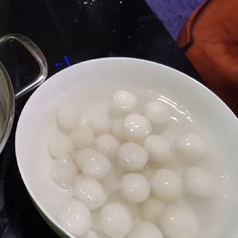 Vớt bánh đã chín nổi lên mặt nước và ngâm vào tô nước lạnh
