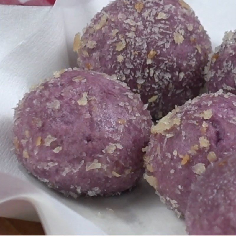 Vớt bánh khoai môn đã chiên vàng ra khỏi chảo