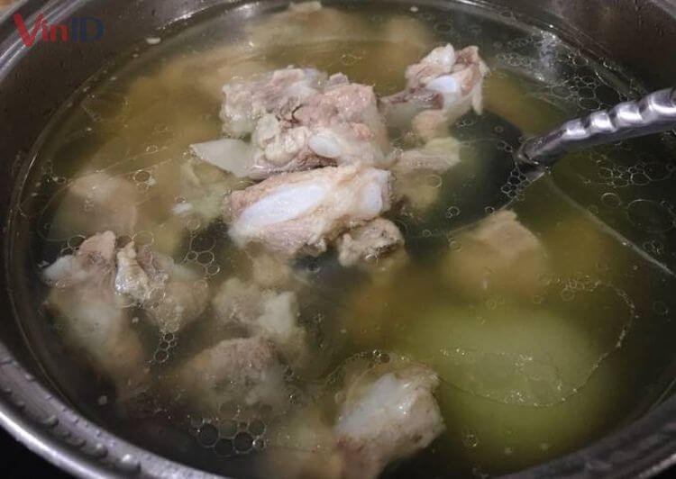 Vớt bọt kỹ khi hầm xương để nước canh cà tím xương heo trong và ngọt