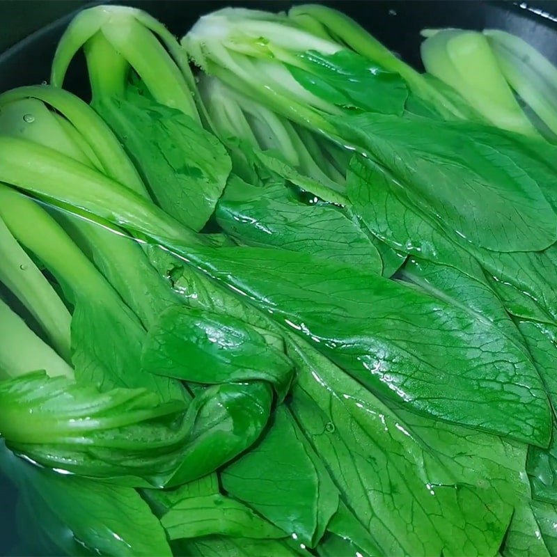 Vớt cải chíp đã luộc ra khỏi nước sôi