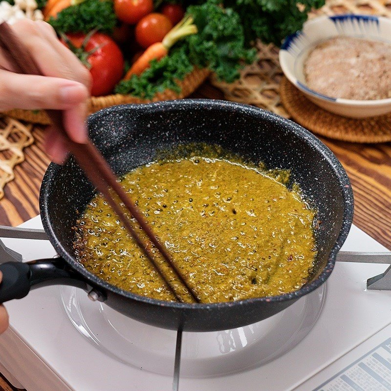 Vớt riêu cua đã đóng mảng ra tô để chuẩn bị cho lẩu