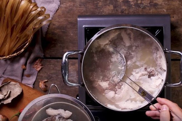 Vớt riêu cua khi nấu nước dùng