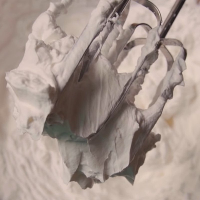 Whipping cream đánh bông cứng, đạt tiêu chuẩn làm bánh kem nhỏ