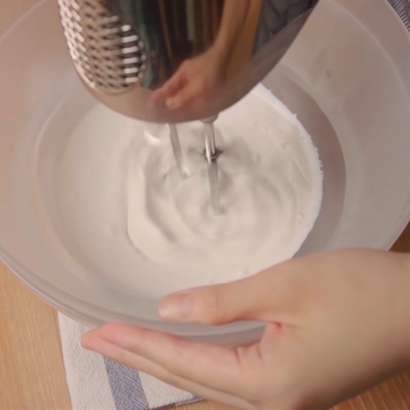 Whipping cream được đặt trong tô đá để giữ lạnh