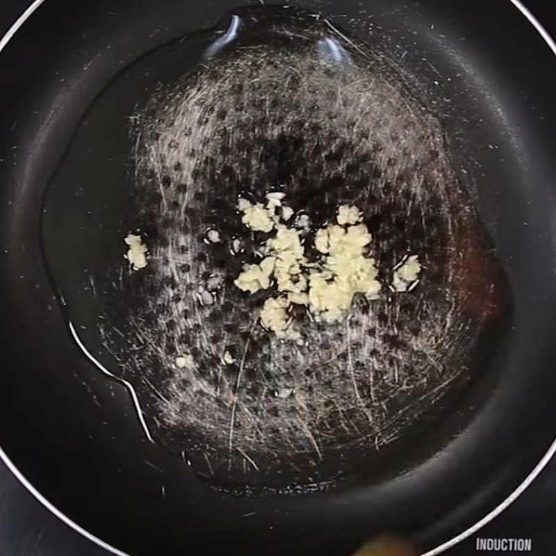 Xào bạch tuộc và rau cải trên chảo lớn để làm mì xào