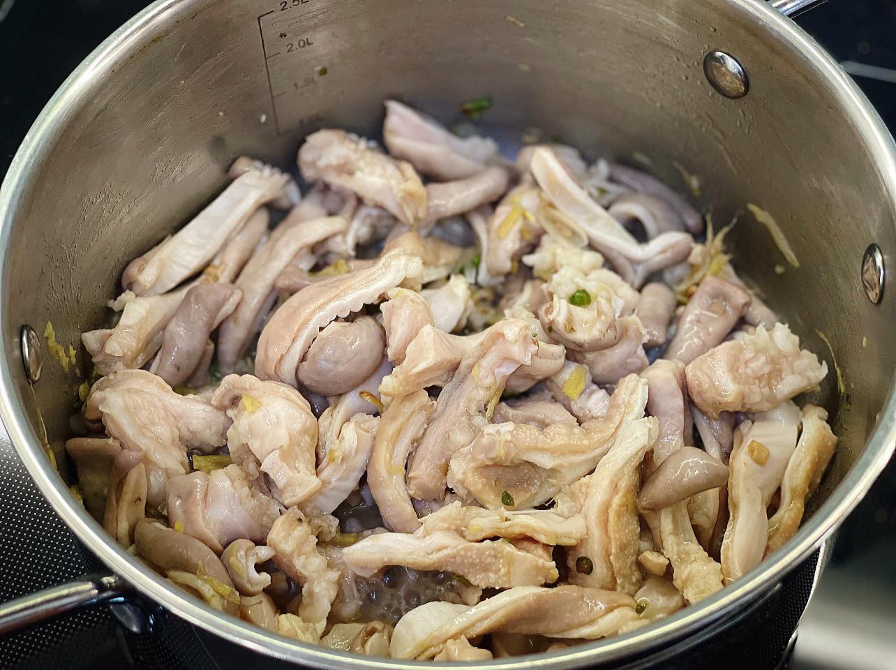 Xào bao tử trước khi hầm để giữ độ giòn ngon