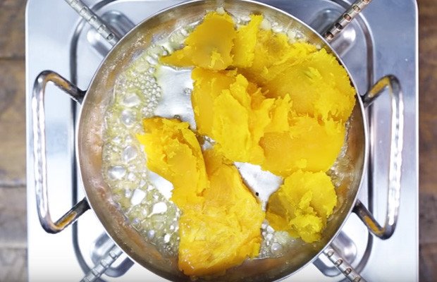 Xào bí đỏ cùng hành tây tạo hương vị cho súp