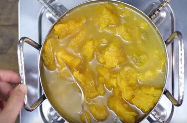 Xào bí đỏ cùng hành tây và nước dùng trước khi xay súp bí đỏ sữa tươi