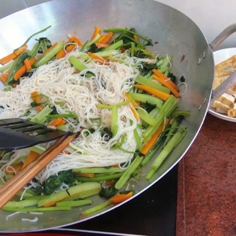 Xào bún gạo cùng rau củ và đậu hũ