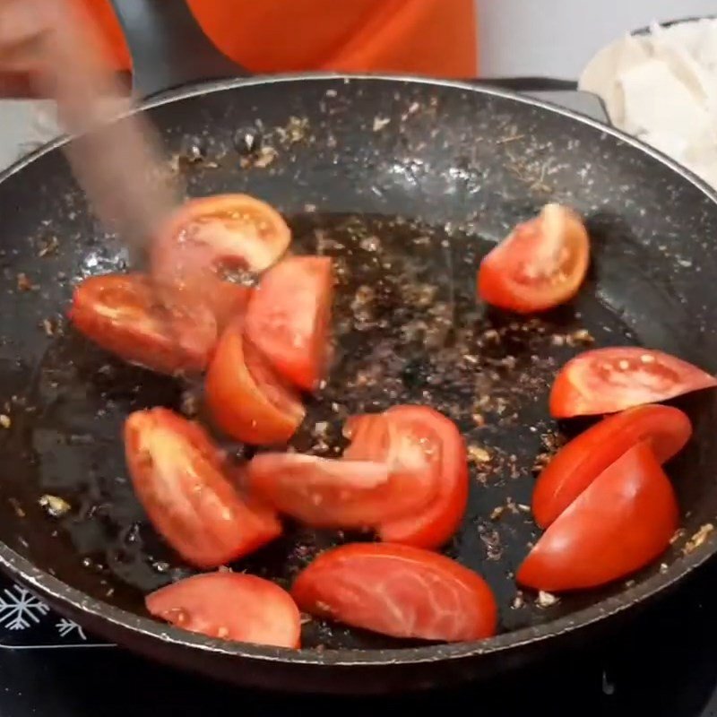 Xào cà chua làm nước lẩu cá bớp ngon