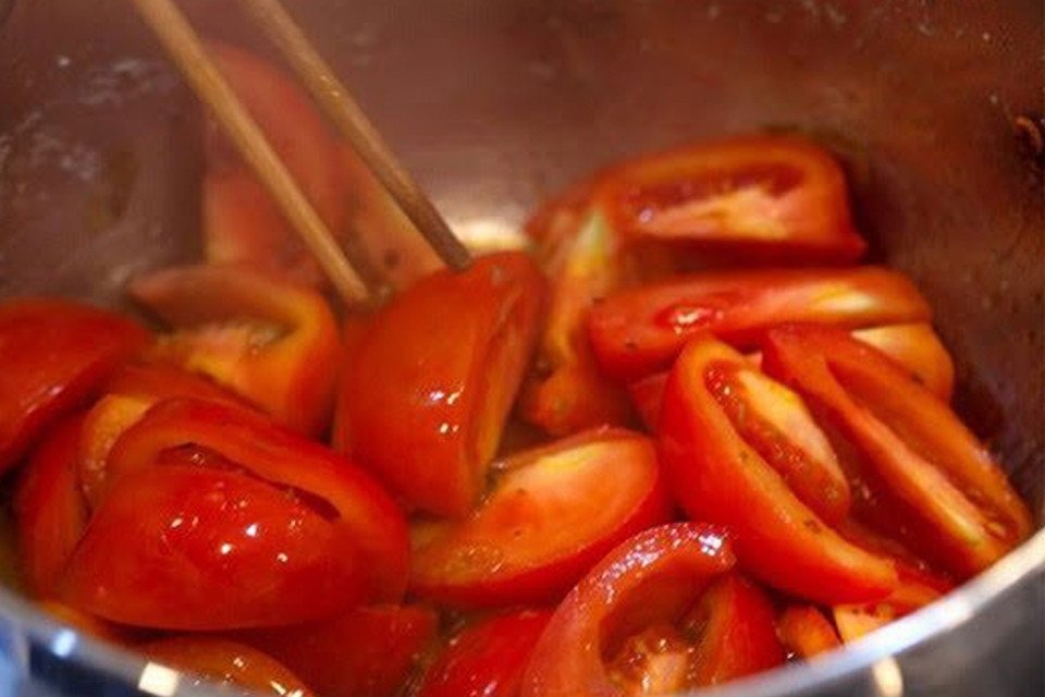 Xào cà chua mềm tạo màu sắc và hương vị hấp dẫn cho cách nấu canh ngót cà chua