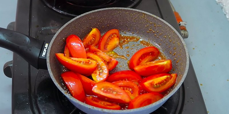Xào cà chua tạo màu cho món bún riêu