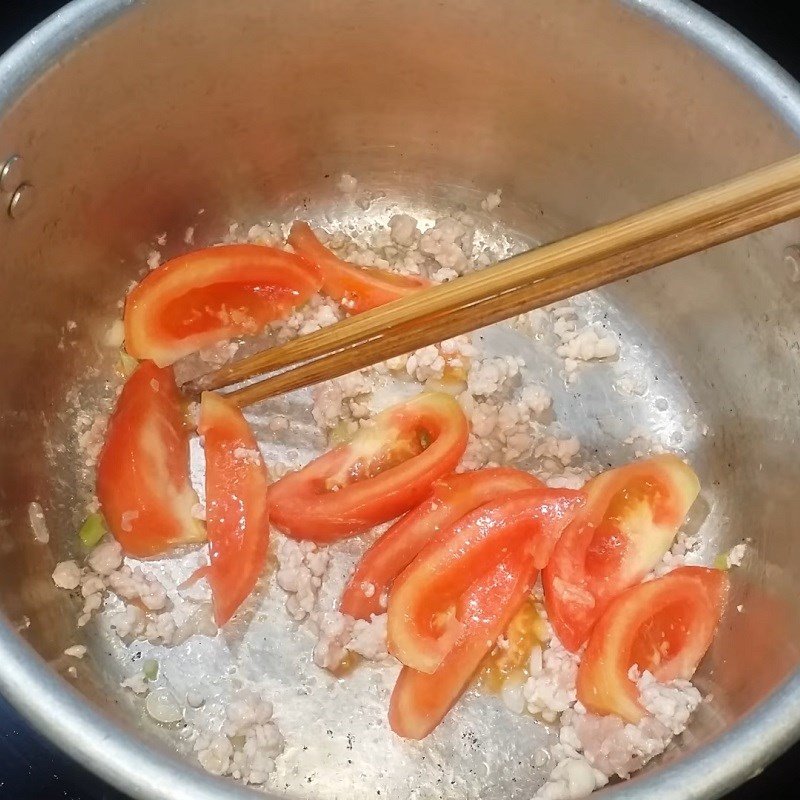 Xào cà chua tạo màu và hương vị cho canh cải cúc chay