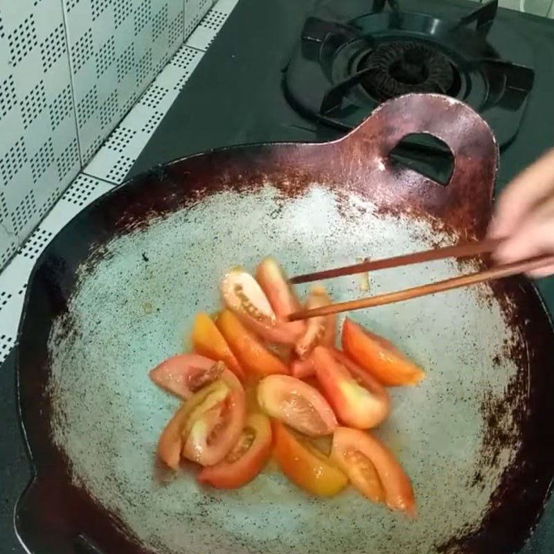 Xào cà chua trên lửa lớn để có màu đẹp và không bị nát