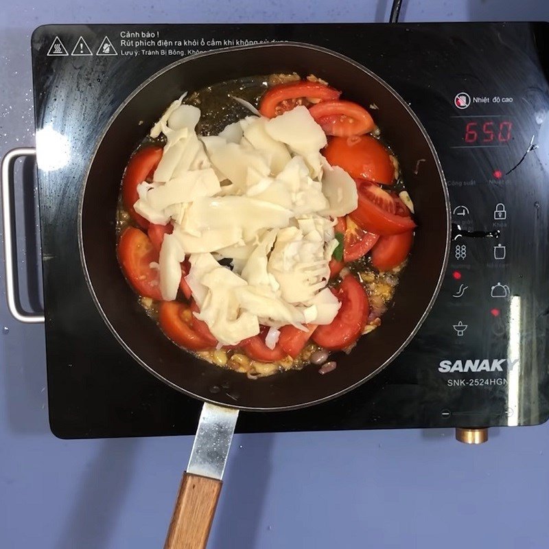 Xào cà chua và măng chua cho canh chua cá bớp