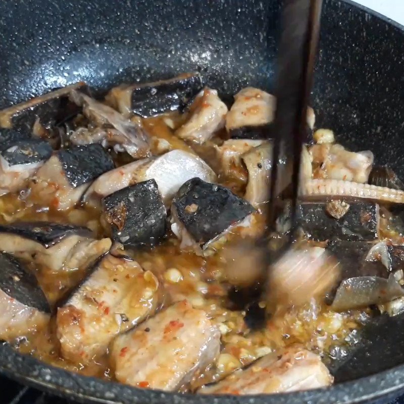 Xào cá đuối sau khi ướp