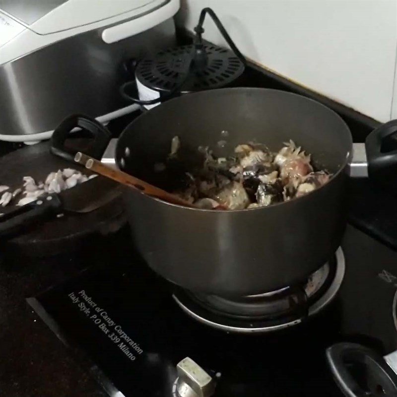 Xào cá nheo cùng hành tím thơm lừng