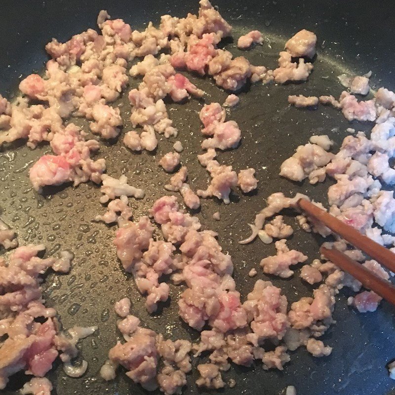 Xào cà tím cùng thịt băm trên chảo