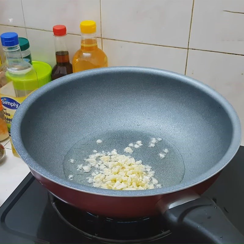 Xào cải chíp với tỏi trên lửa lớn