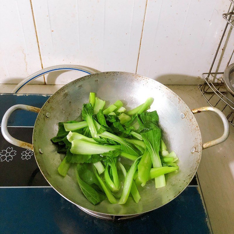 Xào cải thìa nhanh tay trên chảo nóng với dầu ăn