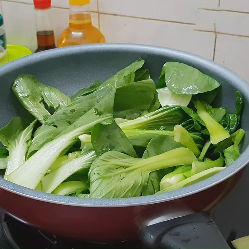 Xào cải thìa tỏi nhanh tay trên lửa lớn